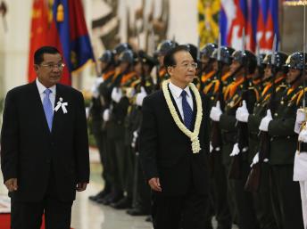 Thủ tướng Cam Bốt Hun Sen (tri) v Thủ tướng Trung Quốc n Gia Bảo (phải) duyệt đội qun danh dự ngy 18/11/2012.