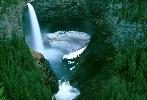 Thc nước Helmcken tại British Columbia, Canada hớp hồn bởi vẻ đẹp như chốn bồng lai