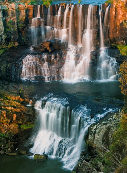 Thc Ebor Falls tại New South Wales,
 Australia lại thu ht bởi kết cấu từng tầng từng lớp