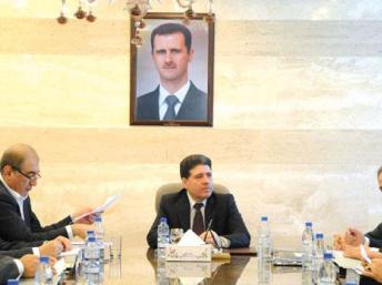 Thủ tướng Syria Wael al-Halki (giữa)