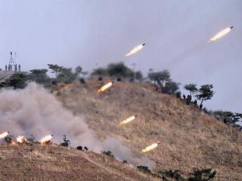 Một cuộc tập trận bắn đạn thật tại Bắc Triều Tin, 19/03/2013 (REUTERS)