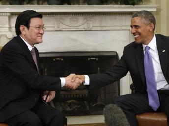 Chủ tịch nước Việt Nam Trương Tấn Sang (tri) v Tổng thống Hoa Kỳ Barack Obama tại Nh Trắng ngy 25/07/2013.