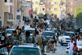 (Ảnh tư liệu) Các chiến binh nhóm Nhà nước Hồi giáo diễu hành ở Raqqa, phía bắc Syria, hồi đầu năm 2014.