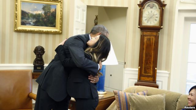 Ông Obama trao cho cô Nina một cái ôm tại Tòa Bạch Ốc không lâu sau khi cô rời khỏi bệnh viện của Viện Y tế Quốc gia (NIH) bên ngoài thủ đô Washington.