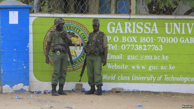 Cảnh sát Kenya đứng trước Đại học Garissa ở Garissa, 4/4/2015.