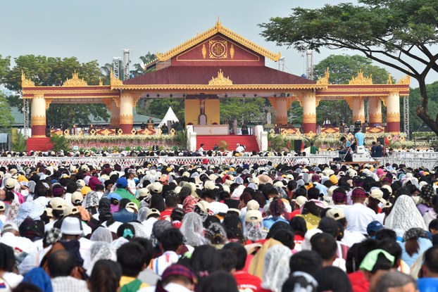 Đức Giáo Hoàng Phan Xi Cô trong buổi thánh lễ cử hành tại công viên Kyaikkasan, thành phố Yangon, Thủ đô Miến Điện trước hơn 150 ngàn người dự lễ hôm 29/11/2017.