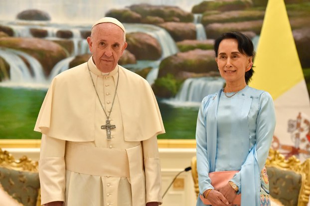 Đức Giáo hoàng Francis (trái) và lãnh đạo Myanmar bà Aung San Suu Kyi tại Naypyidaw. Hình do văn phòng báo chí tòa thánh Vatican cung cấp 