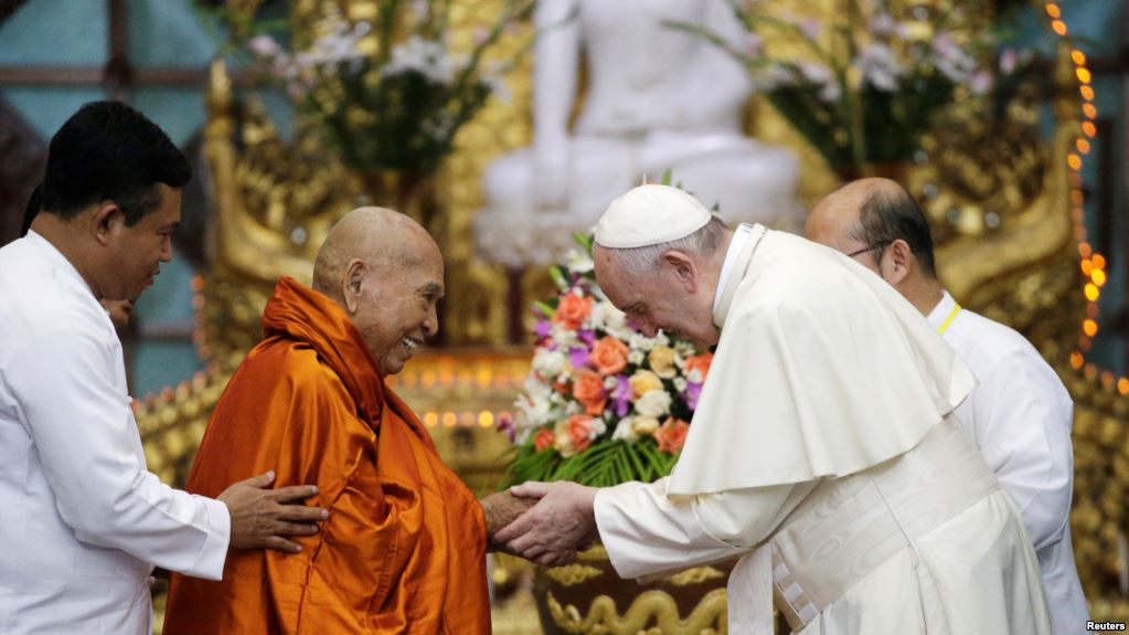 Ðức giáo hoàng Phanxicô bắt tay Chủ tịch Bhaddanta Kumarabhivasma của Ủy ban nhà nước Sangha Maha Nayaka trong cuộc họp với Ủy ban Phật giáo ở Yangon, Myanmar, ngày 29/11/2017.