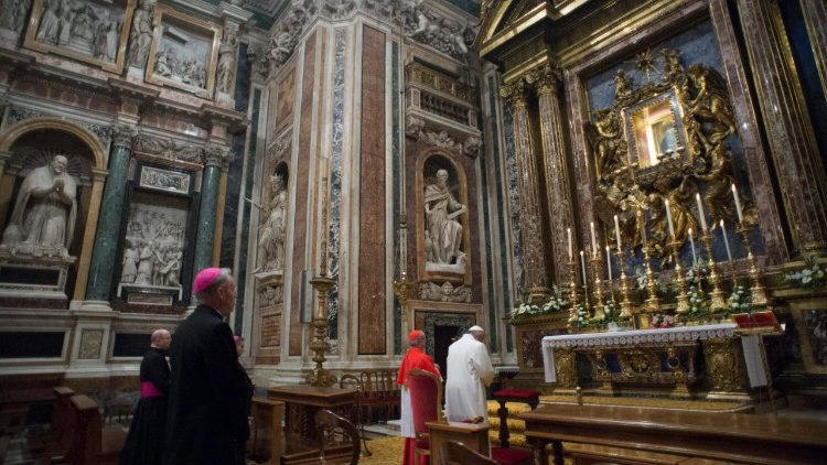 Pope Francis prays before icon of Maria Salus Populi Romani