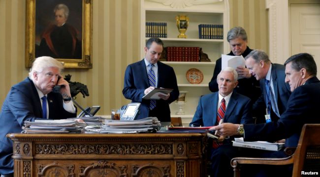 Tỉ lệ đào thải nhân viên Tòa Bạch Ốc trong năm đầu dưới quyền ông Trump cao hơn năm tổng thống tiền nhiệm gần đây nhất. Tất cả những người trong bức hình này, ngoại trừ ông Trump (nói chuyện trên điện thoại) và Phó tổng thống Mike Pence (cà-vạt đỏ), đều đã từ chức hoặc bị sa thải.