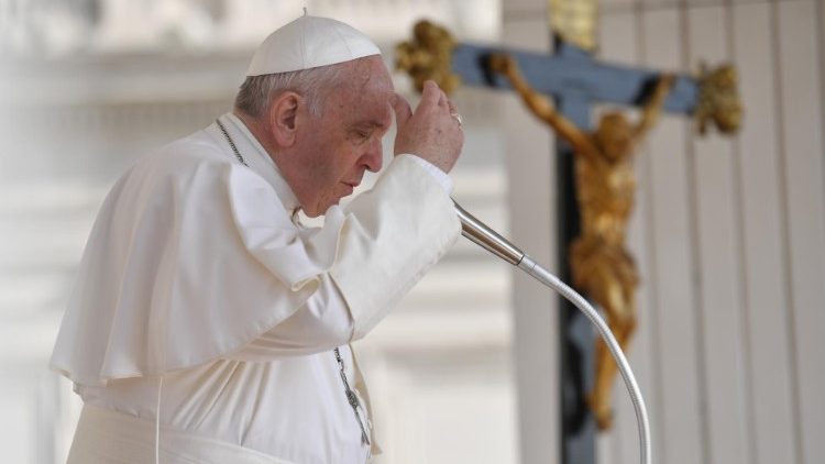 Pope Francis waves to pilgrimis present at the Angelus prayer